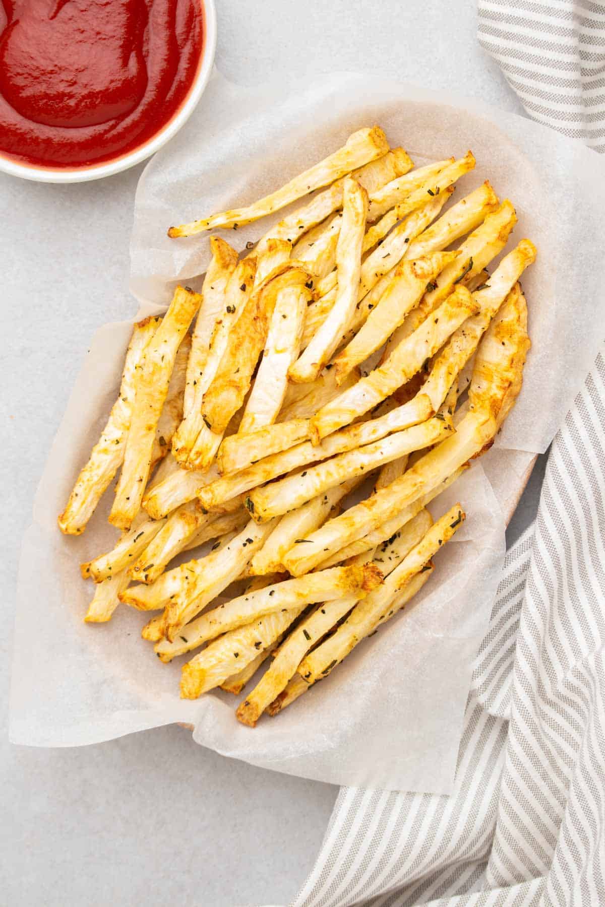 Vue aérienne de frites dans un panier à côté d'un ramequin de ketchup