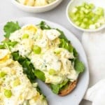 Salade aux œufs à faible teneur en sodium servie sur deux tranches de pain grillé avec de la laitue sur une assiette blanche