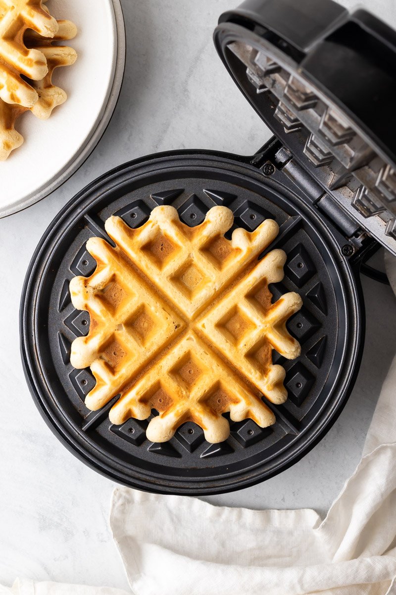 Gaufre finie dans le gaufrier, vue d'en haut