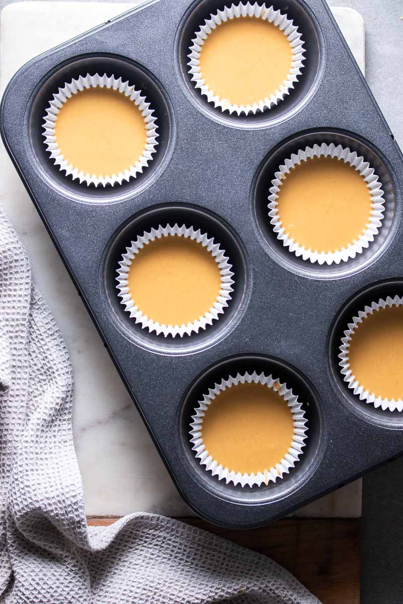 Couche de beurre de cacahuète dans leurs papiers à muffins 