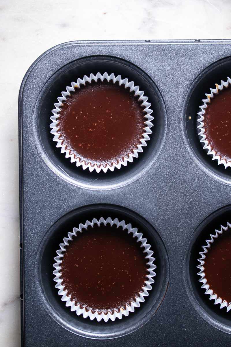 De grosses bombes avec la couche de ganache au chocolat sur le dessus, déjà réfrigérées 