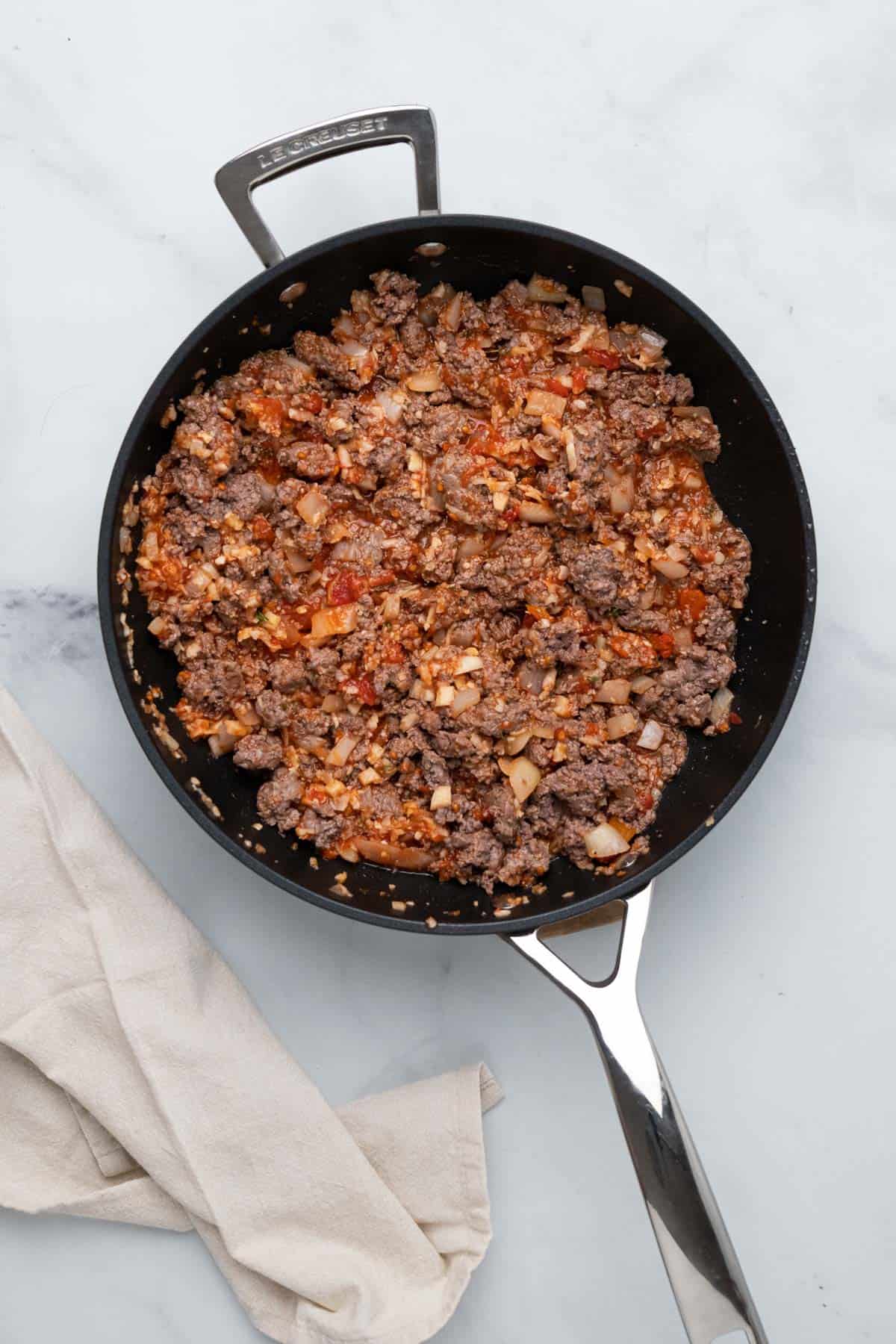 hachis cuit, mélange d'oignons et de tomates dans une poêle