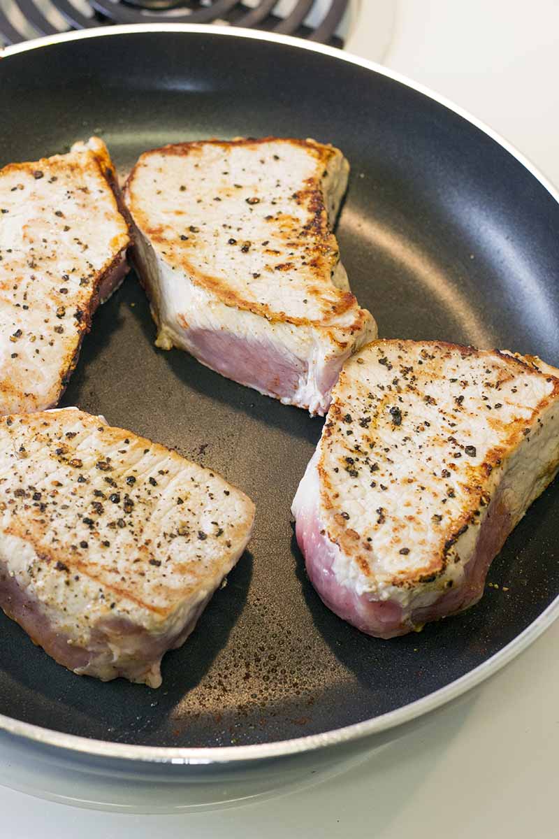 Saisir les côtelettes de porc dans une poêle