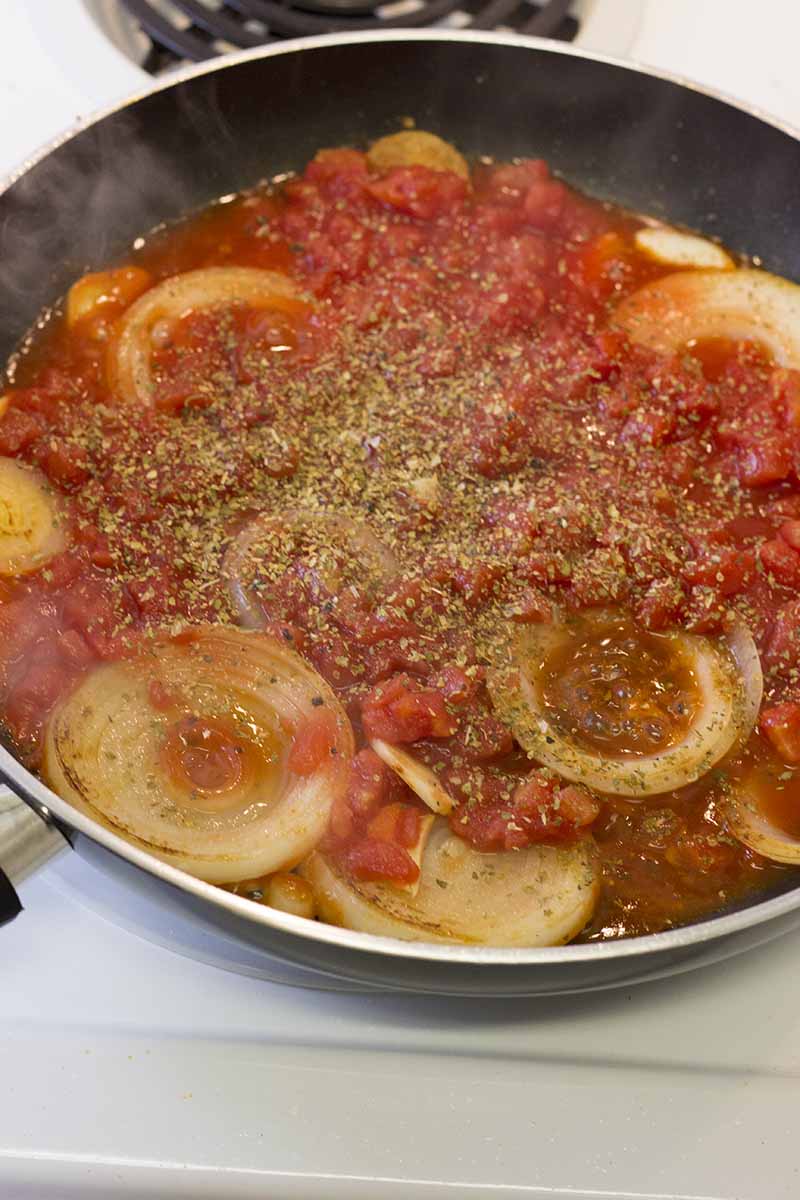 Cuisson de la sauce tomate aux oignons