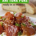 Ahi poke avec un morceau de pain