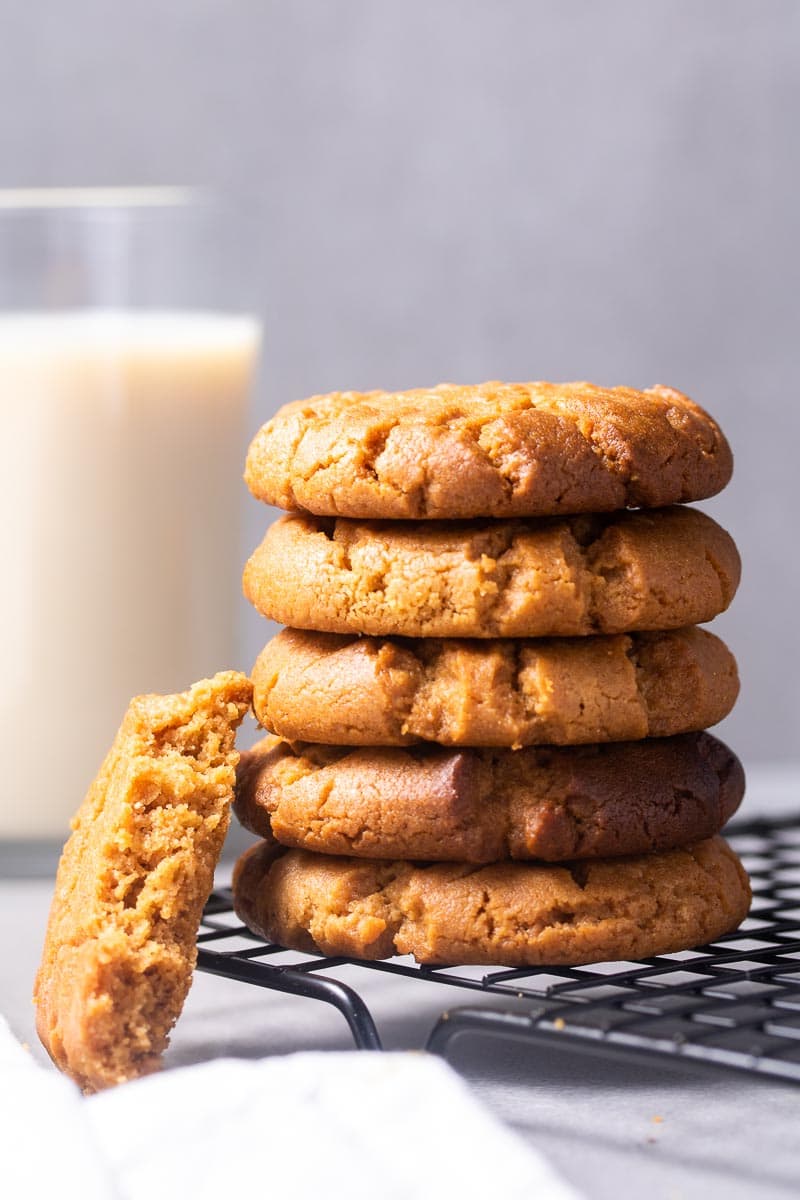 Pile de biscuits au beurre d'arachide à faible teneur en glucides sur une grille de refroidissement