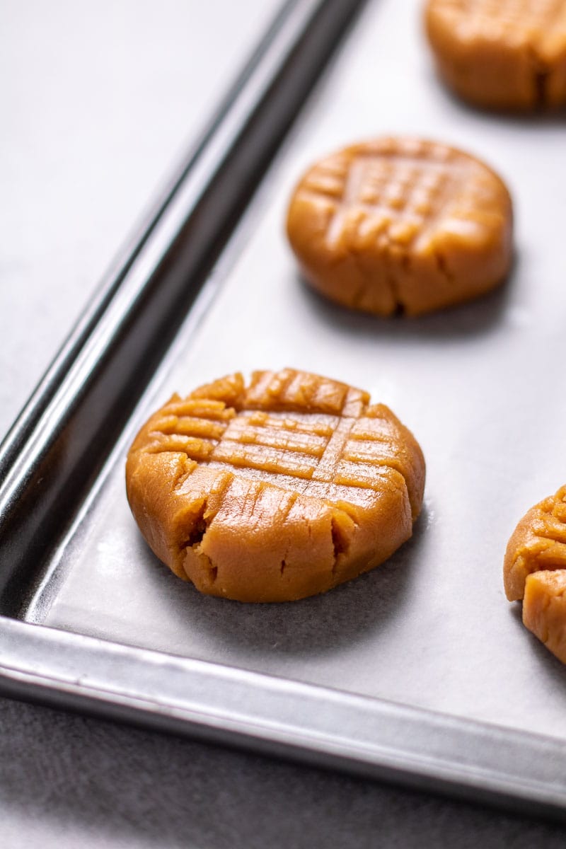 Un plateau de biscuits au beurre d'arachide prêt à être cuit