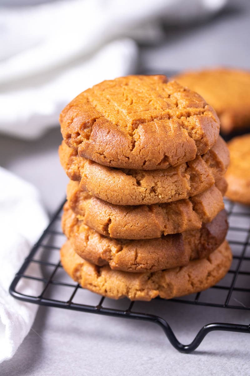 Pile de cookies sur un plateau de refroidissement