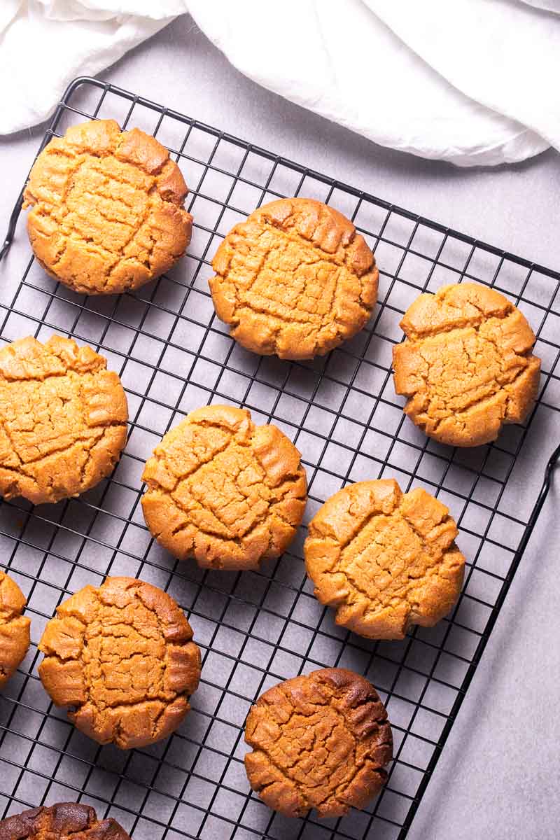 Biscuits cuits au four refroidissant sur une grille de refroidissement