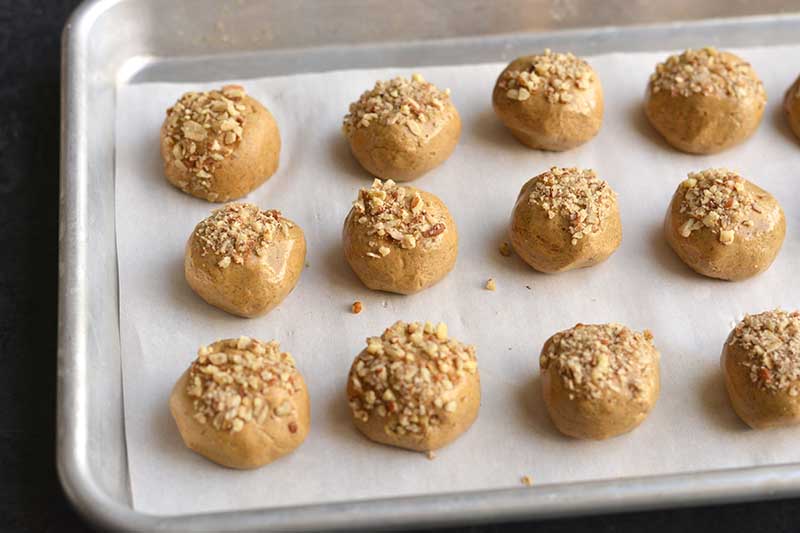 Plateau avec boules de beurre de cacahuète