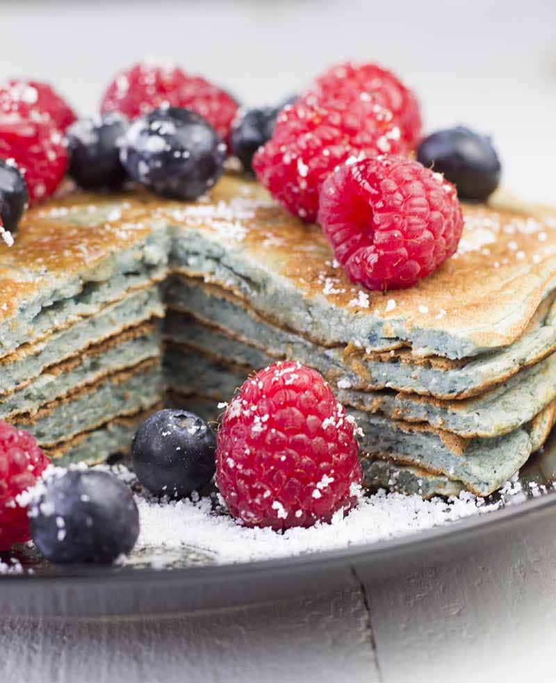 Libre d'une pile de crêpes avec un quart découpé